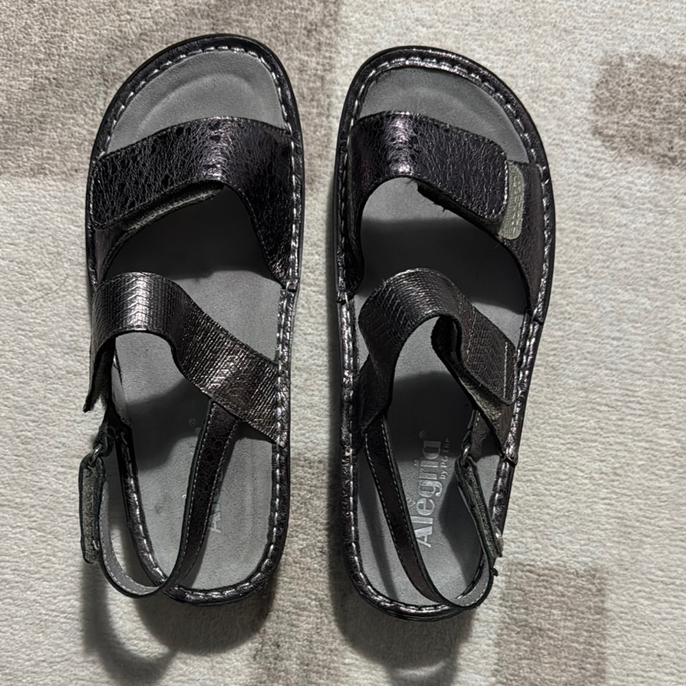 Alegria women’s foil grey/sliver with a light purple-blue hue sandals size 39